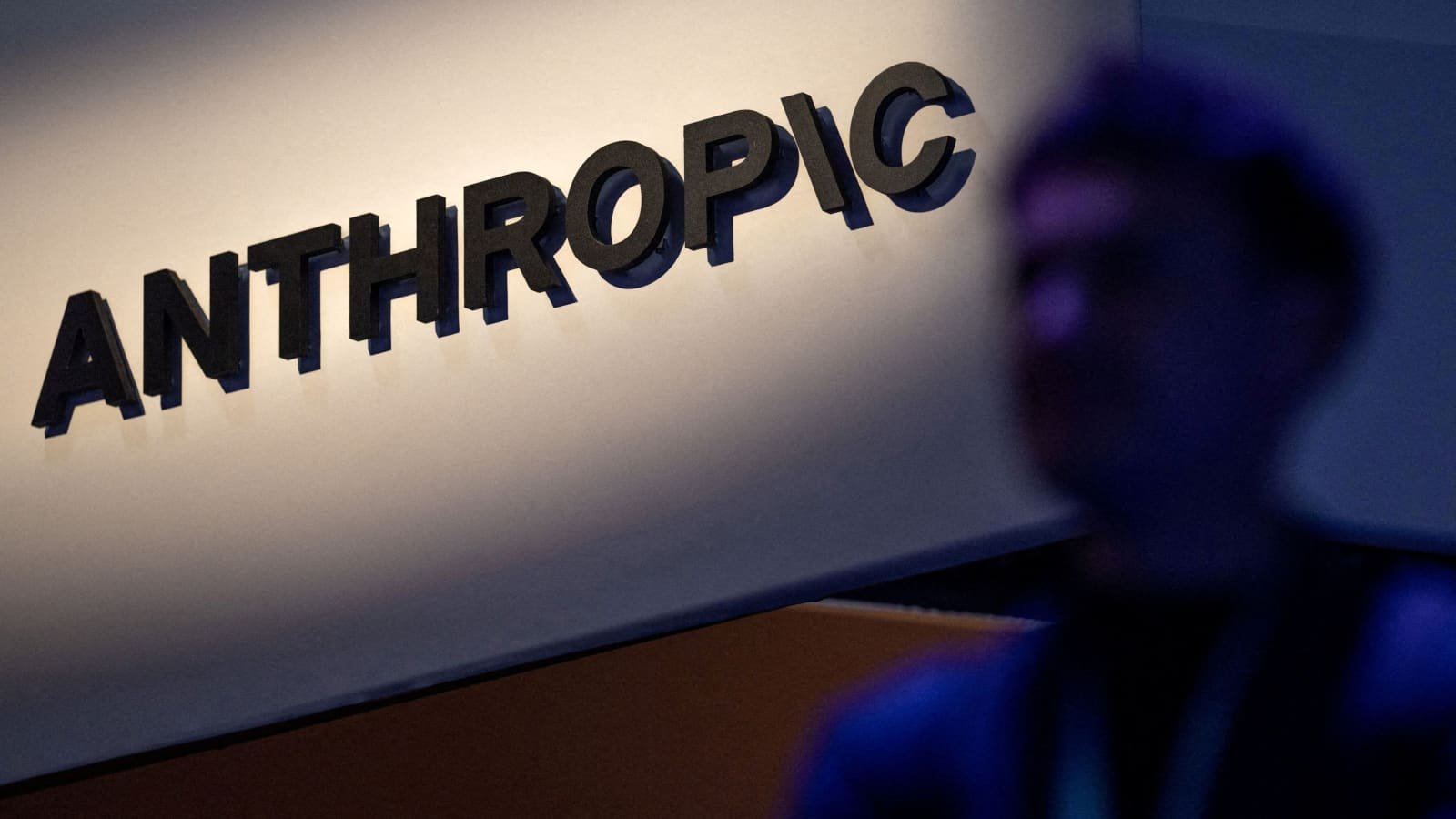 Anthropic 标识墙（IPO 估值预期下调至约 1.5 万亿美元相关报道配图）