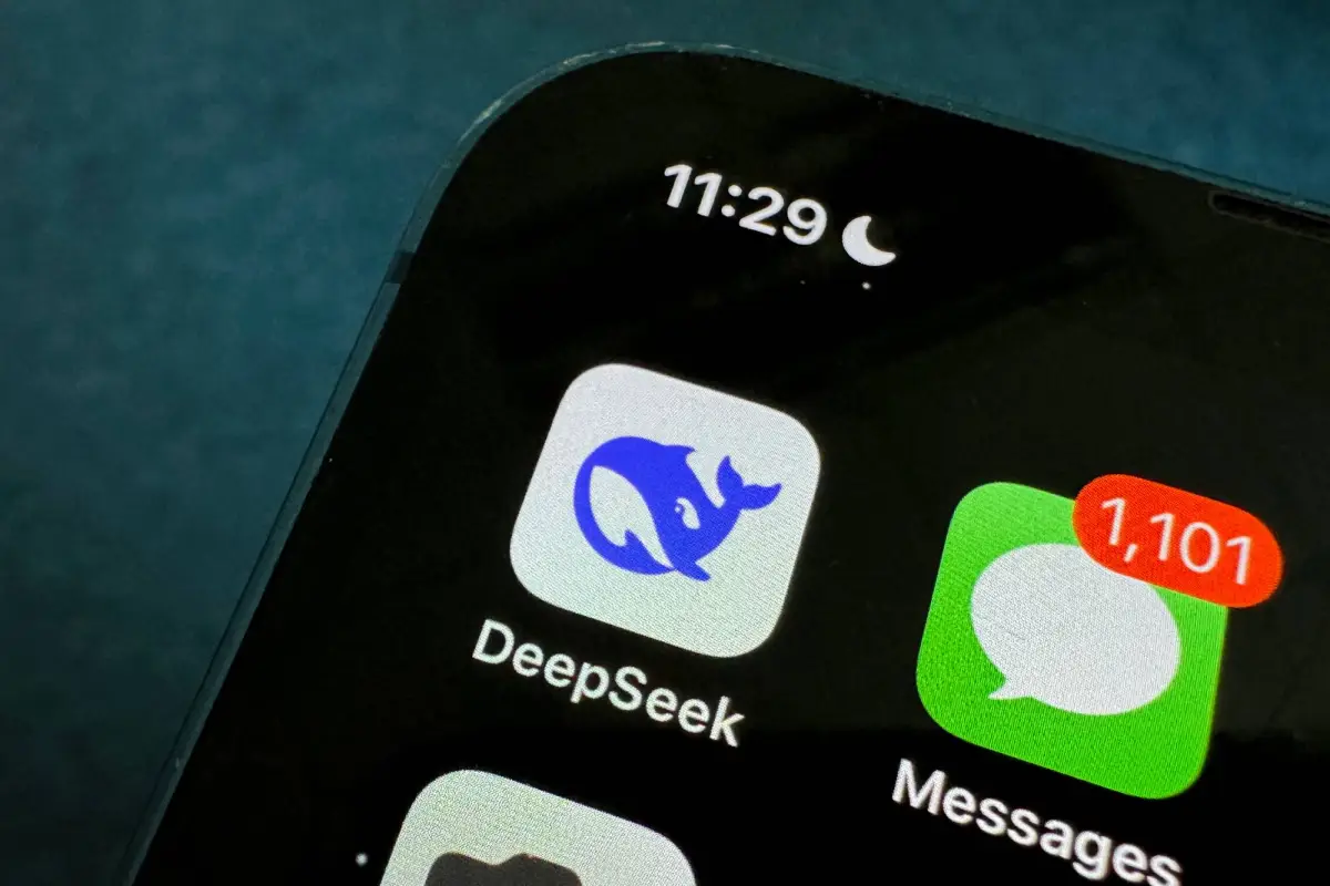 DeepSeek 标识展示（TechCrunch / AFP 配图）