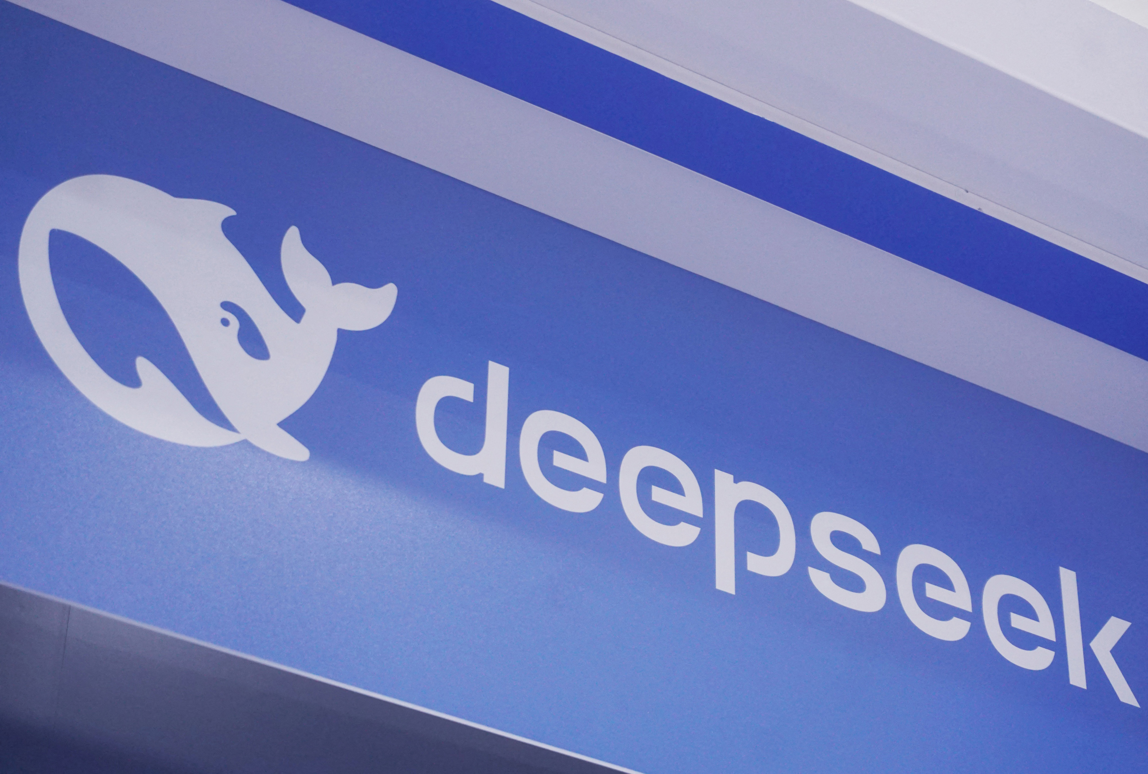 商场展示屏上的 DeepSeek 标识（CyberScoop / AFP 配图）