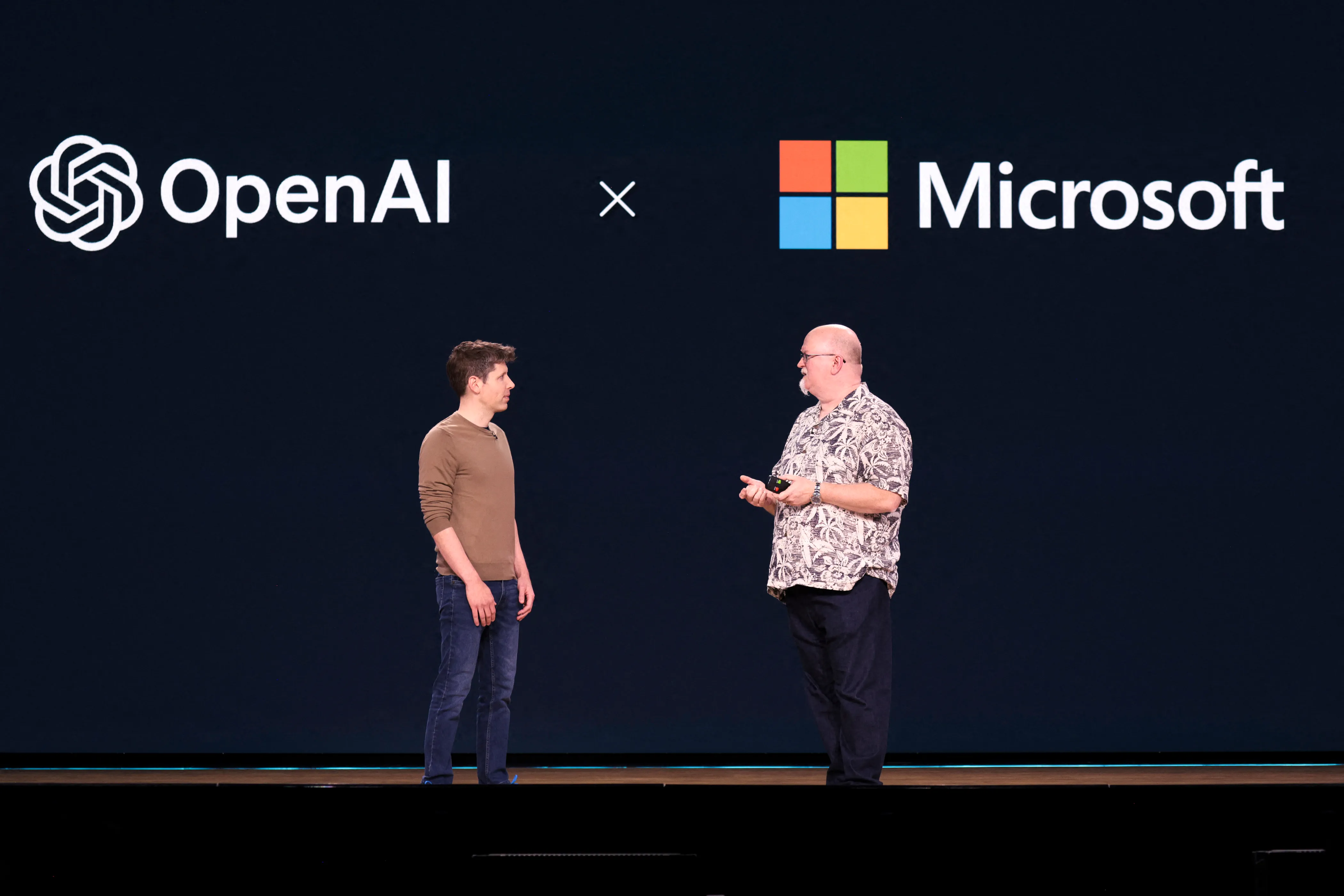 TechCrunch 配图：微软与 OpenAI 商业安排相关报道